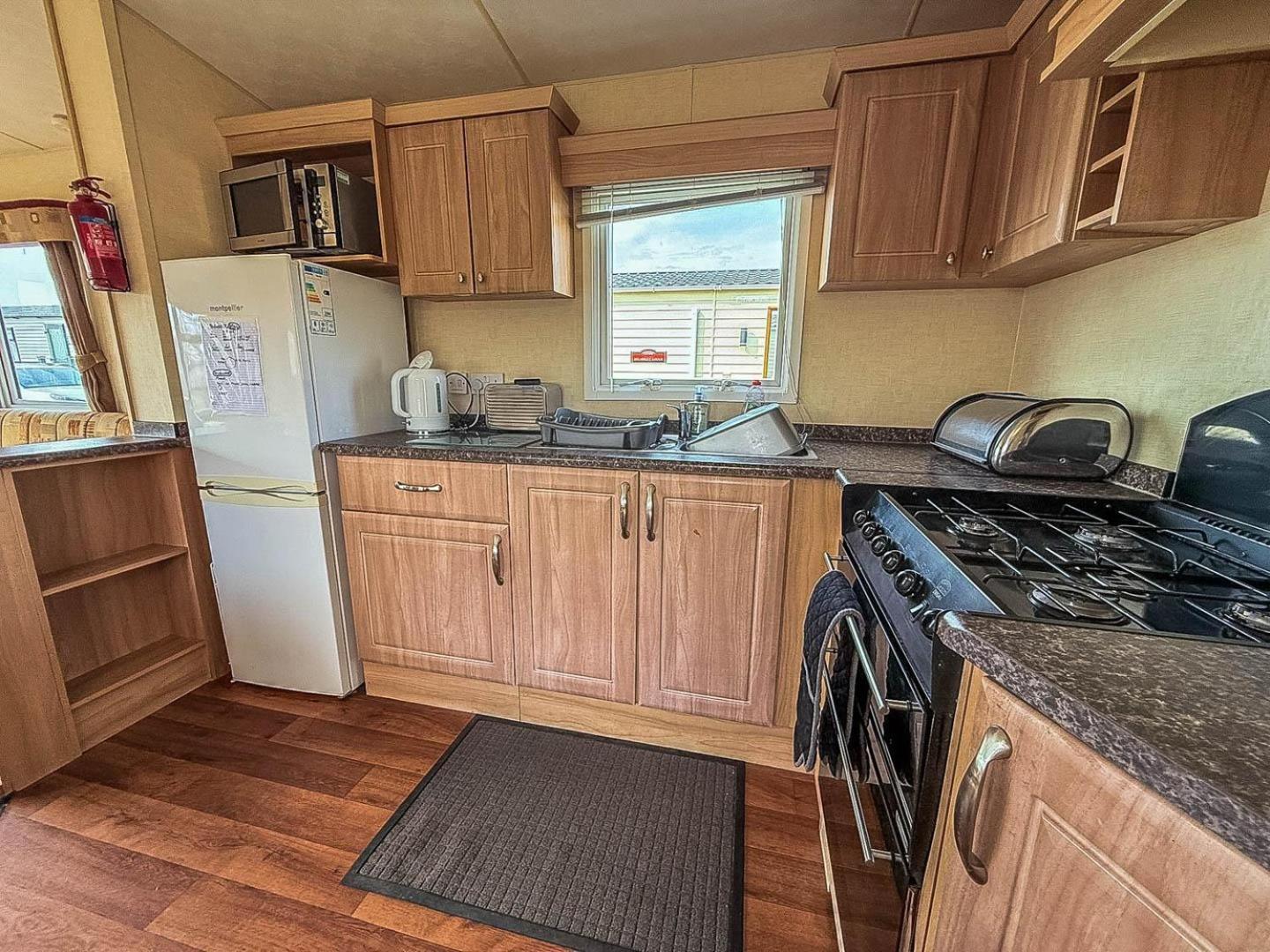 Spacious 8 Berth Caravan At Southview Holiday Park Near Skegness Ref 33018Ml Exterior photo